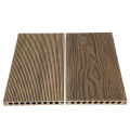 Terrasse en bois composite de surface lisse en bois riche
